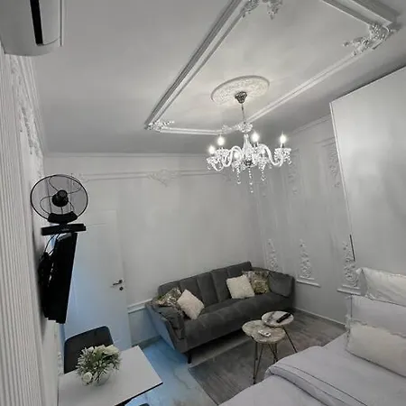 The Artist's Loft Near Center דירה טיראנה